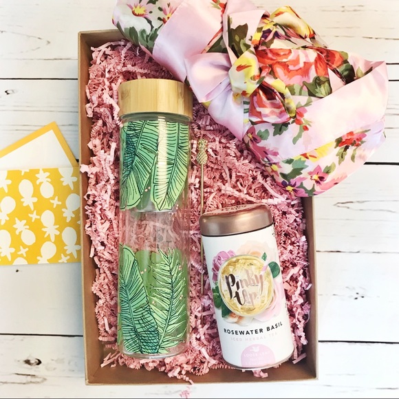 Pretty Bash Wanderlust Gift Box - Picture 2 of 5